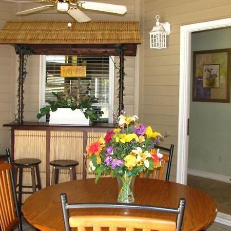 Spruce Hill Inn & Cottages Mansfield Room photo